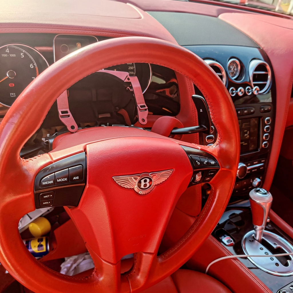 Interno Bentley con volante rosso